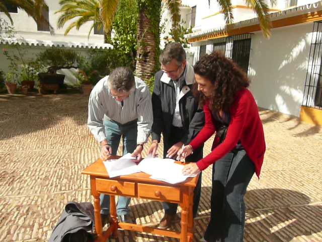 De Izquierda a derecha, Rafael Terán, presidente de la APH; Rafael Rodríguez, presidente de la APS, y Lorena Mejías, representante de la APC, firman la Declaración de Doñana.